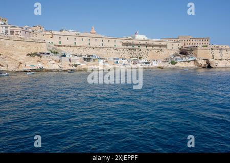 Vista di la Valletta dalla baia di St Paul's Foto Stock