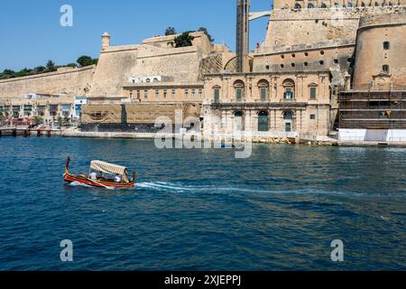 Vista di la Valletta dalla baia di St Paul's Foto Stock