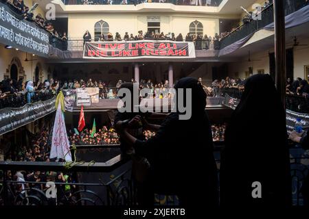 Nuova Delhi, Delhi, India. 17 luglio 2024. I musulmani sciiti piangono durante una processione di Muharram che segna Ashura nei vecchi quartieri di Delhi, in India. Muharram è il primo mese del calendario islamico ed è considerato uno dei mesi più sacri. È un periodo di lutto e di memoria per i musulmani sciiti, che commemorano il martirio di Imam Hussain, nipote del profeta Maometto, durante la battaglia di Karbala. (Credit Image: © Mohsin Javed/ZUMA Press Wire) SOLO PER USO EDITORIALE! Non per USO commerciale! Foto Stock