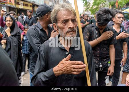 Nuova Delhi, Delhi, India. 17 luglio 2024. I lutti musulmani sciiti hanno battuto il loro petto durante una processione di Muharram che segna Ashura nei vecchi quartieri di Delhi, in India. Muharram è il primo mese del calendario islamico ed è considerato uno dei mesi più sacri. È un periodo di lutto e di memoria per i musulmani sciiti, che commemorano il martirio di Imam Hussain, nipote del profeta Maometto, durante la battaglia di Karbala. (Credit Image: © Mohsin Javed/ZUMA Press Wire) SOLO PER USO EDITORIALE! Non per USO commerciale! Foto Stock