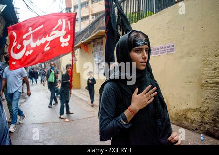 Nuova Delhi, Delhi, India. 17 luglio 2024. I lutti musulmani sciiti hanno battuto il loro petto durante una processione di Muharram che segna Ashura nei vecchi quartieri di Delhi, in India. Muharram è il primo mese del calendario islamico ed è considerato uno dei mesi più sacri. È un periodo di lutto e di memoria per i musulmani sciiti, che commemorano il martirio di Imam Hussain, nipote del profeta Maometto, durante la battaglia di Karbala. (Credit Image: © Mohsin Javed/ZUMA Press Wire) SOLO PER USO EDITORIALE! Non per USO commerciale! Foto Stock