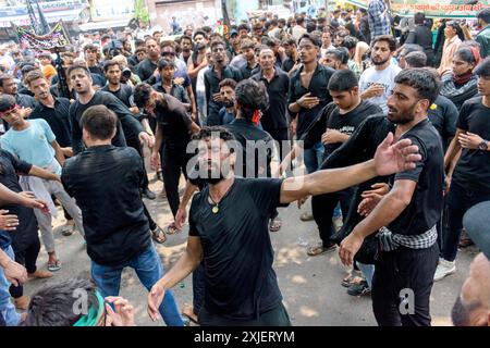 Nuova Delhi, Delhi, India. 17 luglio 2024. I lutti musulmani sciiti hanno battuto il loro petto durante una processione di Muharram che segna Ashura nei vecchi quartieri di Delhi, in India. Muharram è il primo mese del calendario islamico ed è considerato uno dei mesi più sacri. È un periodo di lutto e di memoria per i musulmani sciiti, che commemorano il martirio di Imam Hussain, nipote del profeta Maometto, durante la battaglia di Karbala. (Credit Image: © Mohsin Javed/ZUMA Press Wire) SOLO PER USO EDITORIALE! Non per USO commerciale! Foto Stock