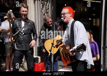 Travis suona un concerto a sorpresa a Covent Garden, nel centro di Londra, per celebrare l'uscita del loro decimo album in studio, L.A. Times. Data foto: Giovedì 18 luglio 2024. Foto Stock