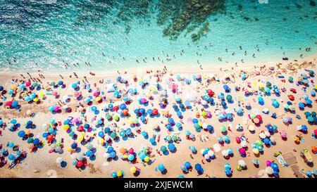 Strand, Sommer, Tourismus, Überfüllung, Sonnenschirme, Urlaub, Badegäste, Meeresküste, Hitze, Sommerurlaub, Erholung, Sonnenbaden, Badefreuden, Touristenattraktion, Strandurlaub, Massentourismus, Ferienzeit, Urlaubssaison, Schwimmen, Sandstrand, Freizeit, Reise, Küstenregion, Badewetter, Ferien, Wasserqualität, Strandaktivitäten, Sommerhitze, Meer, Sonnenschutz, Strandbesucher, Hochsaison, Strandliegen, Sommerferien, Tourismusboom, Urlaubszeit, Strandspaß, Menschenmenge, Urlaubshotspot, Klimawandel, Umweltbelastung, Müll am Strand, Wasserknappheit, Übernutzung von Ressourcen, nachhaltiger Tour Foto Stock