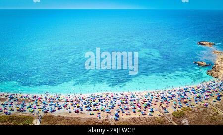 Strand, Sommer, Tourismus, Überfüllung, Sonnenschirme, Urlaub, Badegäste, Meeresküste, Hitze, Sommerurlaub, Erholung, Sonnenbaden, Badefreuden, Touristenattraktion, Strandurlaub, Massentourismus, Ferienzeit, Urlaubssaison, Schwimmen, Sandstrand, Freizeit, Reise, Küstenregion, Badewetter, Ferien, Wasserqualität, Strandaktivitäten, Sommerhitze, Meer, Sonnenschutz, Strandbesucher, Hochsaison, Strandliegen, Sommerferien, Tourismusboom, Urlaubszeit, Strandspaß, Menschenmenge, Urlaubshotspot, Klimawandel, Umweltbelastung, Müll am Strand, Wasserknappheit, Übernutzung von Ressourcen, nachhaltiger Tour Foto Stock