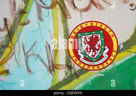 Adesivo Welsh Language Lamp Post a Cardiff, luglio 2024 Foto Stock