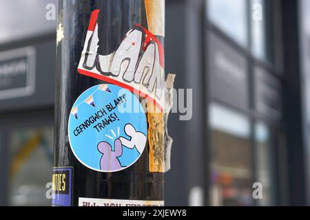 Adesivo Welsh Language Lamp Post a Cardiff, luglio 2024 Foto Stock