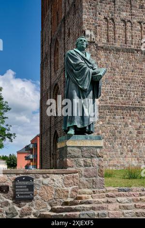 Statua di Martin Lutero di fronte alla chiesa di Santa Maria a Prenzlau, Uckermark, Brandeburgo, Germania, Europa Foto Stock