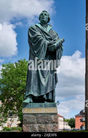 Statua di Martin Lutero di fronte alla chiesa di Santa Maria a Prenzlau, Uckermark, Brandeburgo, Germania, Europa Foto Stock