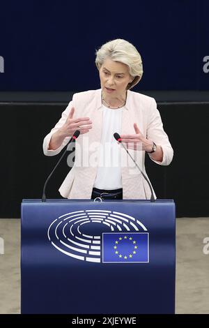 Strasburgo, Francia. 18 luglio 2024. Ursula von der Leyen fa una dichiarazione presso la sede del Parlamento europeo a Strasburgo, in Francia, il 18 luglio 2024. Giovedì il Parlamento europeo ha approvato l'offerta di von der Leyen per un secondo mandato quinquennale come presidente della Commissione europea. Crediti: Zhao Dingzhe/Xinhua/Alamy Live News Foto Stock