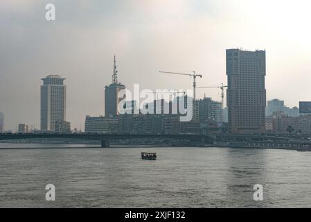 Cairo, Egitto. 1 luglio 2024. Costruzione e costruzione di gru dello skyline della città del Cairo viste attraverso l'aria inquinata nebulosa accanto al fiume Nilo. (Credit Image: © John Wreford/SOPA Images via ZUMA Press Wire) SOLO PER USO EDITORIALE! Non per USO commerciale! Foto Stock