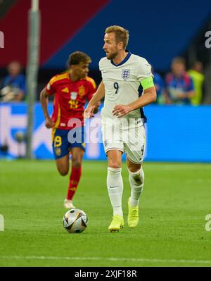 Harry KANE, Inghilterra 9 gareggiano per il pallone, tackle, duello, colpo di testa, zweikampf, azione, lotta contro Lamine Yamal, ESP 19 nella partita finale SPAGNA - INGHILTERRA 2-1 dei Campionati europei UEFA 2024 il 14 luglio 2024 a Berlino, Germania. Fotografo: Peter Schatz Foto Stock