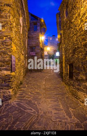 Strada di ciottoli, Vista notte. Patones de Arriba, provincia di Madrid, Spagna. Foto Stock