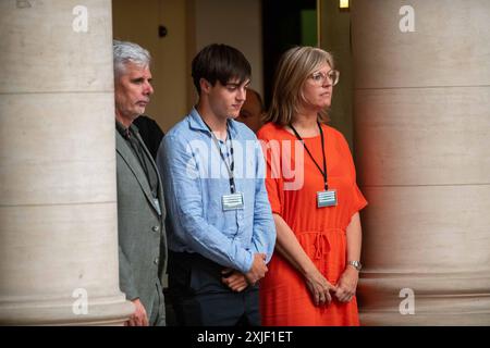 Bruxelles, Belgio. 18 luglio 2024. La famiglia di Freddy Willockx è vista durante un momento in Memoriam in una sessione plenaria della camera al parlamento federale, a Bruxelles, giovedì 18 luglio 2024. BELGA FOTO JONAS ROOSENS credito: Belga News Agency/Alamy Live News Foto Stock