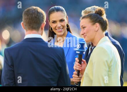 Alexander Bommes, Almuth Schult, ARD TV Moderator, Expertin, Esther Sedlaczek, presentatore ARD Sport Moderatorin, Sportmoderatorin, Journalistin, Bastian SCHWEINSTEIGER, Co-moderatore ARD nella partita finale SPAGNA - INGHILTERRA 2-1 dei Campionati europei UEFA 2024 il 14 luglio 2024 a Berlino, Germania. Fotografo: Peter Schatz Foto Stock