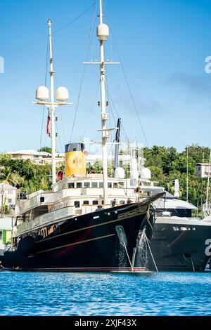 Diversi mega yacht e superyacht bellissimi e immacolati al molo di English Harbour, una famosa isola caraibica di Antigua conosciuta per la stagione degli yacht e le regate Foto Stock