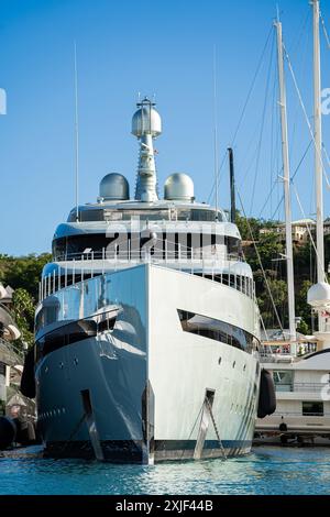 Diversi mega yacht e superyacht bellissimi e immacolati al molo di English Harbour, una famosa isola caraibica di Antigua conosciuta per la stagione degli yacht e le regate Foto Stock