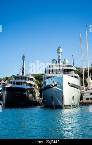 Diversi mega yacht e superyacht bellissimi e immacolati al molo di English Harbour, una famosa isola caraibica di Antigua conosciuta per la stagione degli yacht e le regate Foto Stock