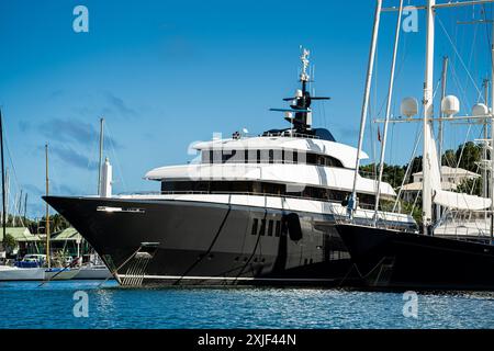 Bellissimi mega e superyacht al molo nel porto inglese, una famosa isola caraibica di Antigua conosciuta per la stagione degli yacht Foto Stock