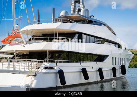 Bellissimi mega e superyacht al molo nel porto inglese, una famosa isola caraibica di Antigua conosciuta per la stagione degli yacht Foto Stock