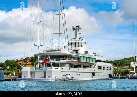 Diversi mega yacht e superyacht bellissimi e immacolati al molo di English Harbour, una famosa isola caraibica di Antigua conosciuta per la stagione degli yacht e le regate Foto Stock