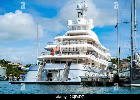 Diversi mega yacht e superyacht bellissimi e immacolati al molo di English Harbour, una famosa isola caraibica di Antigua conosciuta per la stagione degli yacht e le regate Foto Stock