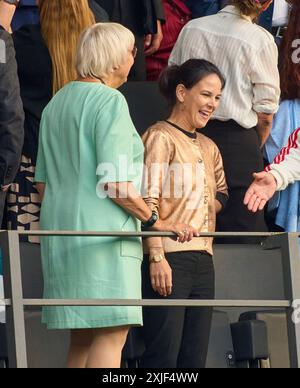 Annalena Baerbock (R), Gruene , GER Aussenministerin Claudia Roth (L)(Gruene) Beauftragte der Bundesregierung fuer Kultur und Medien und Abgeordnete des Deutschen Bundestages nella partita finale SPAGNA - INGHILTERRA 2-1 dei Campionati europei UEFA 2024 il 14 luglio 2024 a Berlino, Germania. Fotografo: Immagini ddp/immagini a stella Foto Stock