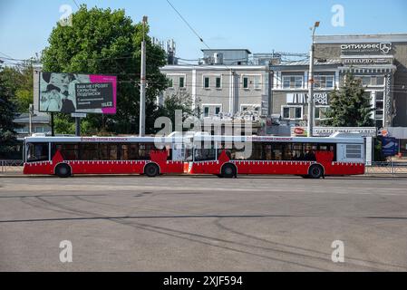 SMOLENSK, RUSSIA - 13 LUGLIO 2024: Due autobus sulla piazza della città di Smolensk, Russia Foto Stock