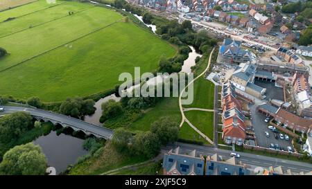 Vista aerea degli alloggi di nuova costruzione in costruzione a Wimborne, Dorset, Regno Unito Foto Stock