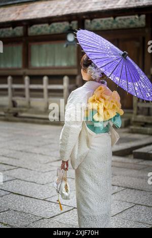 Donna giapponese non identificata in abito kimono tradizionale a Kyoto, Giappone. Foto Stock