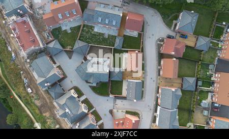 Vista aerea che guarda in basso su alcune case di nuova costruzione Foto Stock