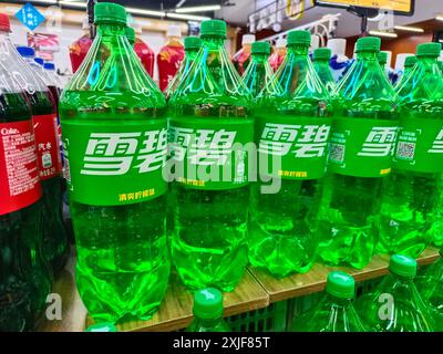 SUQIAN, CINA - 18 LUGLIO 2024 - le bevande Sprite vengono vendute in un supermercato di Suqian, provincia di Jiangsu, Cina, 18 luglio 2024. Foto Stock