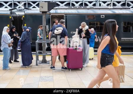 Londra, Regno Unito. 18 luglio 2024. I passeggeri sbarcano da un treno GWR, Great Western Railways, alla stazione di Paddington. Nel discorso del re, il nuovo governo laburista ha svelato una politica per nazionalizzare le ferrovie del Regno Unito istituendo la Great British Railways. Crediti: Stephen Chung / Alamy Live News Foto Stock