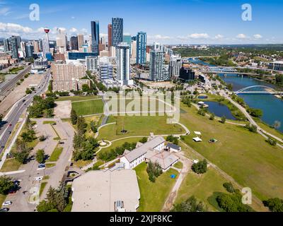 Calgary, Alberta Canada, 20 giugno 2024: Fort Calgary si affaccia sullo skyline del centro con il fiume Bow e attrazioni mondiali con sentieri. Foto Stock