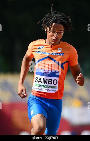 Banska Bystrica, Slovacchia. 18 luglio 2024. BANSKA BYSTRICA, SLOVACCHIA - 18 LUGLIO: I Paesi Bassi Zion Sambo gareggiano nei 100 m maschili durante il primo giorno dei Campionati europei di atletica leggera U18 allo Stadio SNP Dukla il 18 luglio 2024 a Banska Bystrica, Slovacchia. (Foto di Nikola Krstic/Agenzia BSR) credito: Agenzia BSR/Alamy Live News Foto Stock