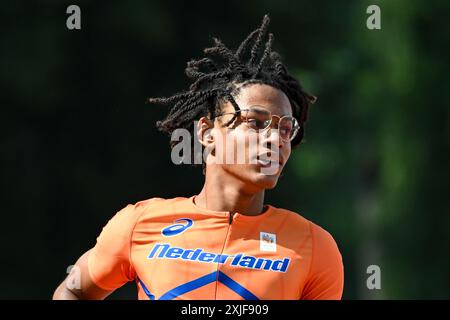 Banska Bystrica, Slovacchia. 18 luglio 2024. BANSKA BYSTRICA, SLOVACCHIA - 18 LUGLIO: I Paesi Bassi Zion Sambo gareggiano nei 100 m maschili durante il primo giorno dei Campionati europei di atletica leggera U18 allo Stadio SNP Dukla il 18 luglio 2024 a Banska Bystrica, Slovacchia. (Foto di Nikola Krstic/Agenzia BSR) credito: Agenzia BSR/Alamy Live News Foto Stock