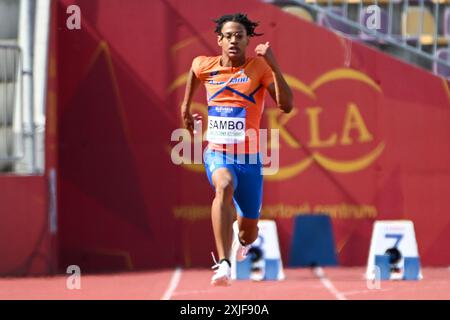 Banska Bystrica, Slovacchia. 18 luglio 2024. BANSKA BYSTRICA, SLOVACCHIA - 18 LUGLIO: I Paesi Bassi Zion Sambo gareggiano nei 100 m maschili durante il primo giorno dei Campionati europei di atletica leggera U18 allo Stadio SNP Dukla il 18 luglio 2024 a Banska Bystrica, Slovacchia. (Foto di Nikola Krstic/Agenzia BSR) credito: Agenzia BSR/Alamy Live News Foto Stock