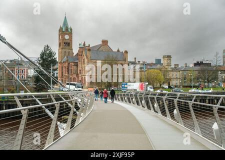 Peace Bridge sul fiume Foyle a Derry / Londonderry, Irlanda del Nord Foto Stock