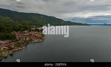 Drone aereo di Tuk Tuk Tuk sul Lago Toba e sulla costa dell'Isola di Samosir. Sumatra, Indonesia. Paesaggio tropicale. Foto Stock