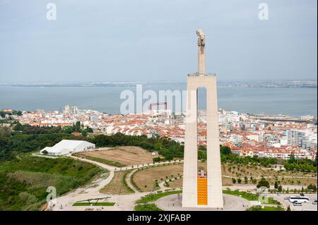 Vista aerea del Santuario di Cristo Re o del Santuario di Cristo Rei nella soleggiata giornata estiva. Statua del Cristo a Lisbona. Cristo Rei, la statua di Cristo Foto Stock