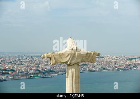 Vista aerea del Santuario di Cristo Re o del Santuario di Cristo Rei nella soleggiata giornata estiva. Statua del Cristo a Lisbona. Cristo Rei, la statua di Cristo Foto Stock