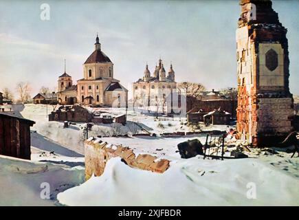 Una fotografia mostra la cattedrale di Smolensk quasi intatta in piedi tra le rovine innevate di case in legno bruciate. Scattata durante l'operazione Barbarossa nel 1941, questa immagine evidenzia la devastazione dell'avanzata tedesca contro le forze sovietiche, la loro avanzata sul fronte orientale durante la seconda guerra mondiale. Foto Stock