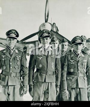 Una fotografia mostra tre ufficiali tedeschi della Luftwaffe, Hauptmann Preßler, Oberleutnant Stepp e Oberleutnant Kaiser, in piedi in formazione di fronte a un aereo Junkers Ju 87 (Stuka). Intrapresa durante l'operazione Barbarossa nel 1941, questi ufficiali furono insigniti della Croce di Cavaliere per le loro azioni eroiche come piloti Stuka. Foto Stock