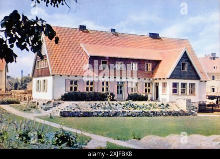 Una fotografia di una dogana al confine con la Prussia orientale, scattata durante la seconda guerra mondiale dal regime nazista. Questo edificio segnò l'ultimo punto di "ordine culturale e pulizia" per le truppe tedesche mentre avanzavano in Polonia. L'invasione della Polonia nel 1939 fu un'operazione chiave nell'espansione della Germania nazista, che portò a un'occupazione diffusa e a significative campagne militari nell'Europa orientale. Foto Stock