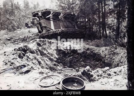 Una fotografia mostra un carro armato polacco rovesciato dalla forza di un'esplosione mentre tentava di fuggire. Scattata durante la seconda guerra mondiale, questa immagine cattura il caos e la devastazione durante l'invasione della Polonia e la successiva avanzata sul fronte orientale. Foto Stock