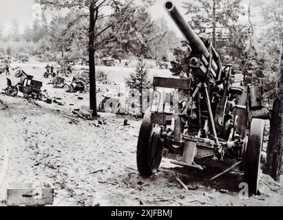 Una fotografia cattura le conseguenze di un attacco dello squadrone di bombardieri tedesco durante l'invasione della Polonia, che ha messo a tacere in modo permanente un'unità di artiglieria pesante. La scena illustra il potere devastante degli attacchi aerei coordinati e l'importanza strategica del dominio aereo nelle prime fasi della seconda guerra mondiale. Foto Stock