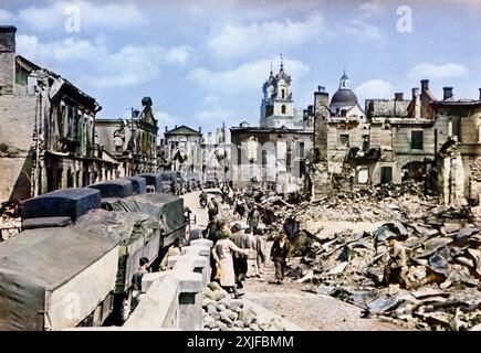 Una fotografia di Grodno (ora Hrodna, Bielorussia) durante l'estate del 1941 mostra le truppe tedesche che avanzano attraverso le strade sgomberate dai bombardamenti. Questa immagine cattura l'avanzata tedesca durante l'operazione Barbarossa, illustrando l'uso strategico della potenza aerea da parte della Luftwaffe per facilitare la spinta nel territorio sovietico. Foto Stock