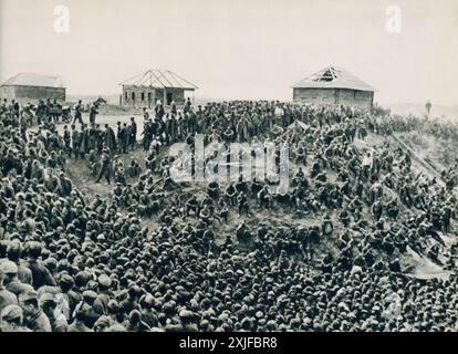 Una fotografia mostra un gran numero di prigionieri di guerra sovietici catturati dalle forze tedesche durante l'operazione Barbarossa nel 1941. Questa immagine mette in evidenza l'ampia scala della cattura delle truppe sovietiche mentre le forze tedesche avanzavano sul fronte orientale durante la seconda guerra mondiale. Foto Stock