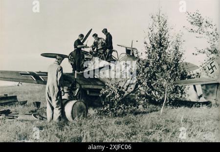 Una fotografia mostra i soldati che riforniscono un Messerschmitt me 109 durante l'operazione Barbarossa nel 1941. Mentre le forze tedesche avanzavano contro le truppe sovietiche sul fronte orientale, il mantenimento di aerei come l'me 109 fu cruciale per la continua superiorità aerea durante la seconda guerra mondiale. Foto Stock