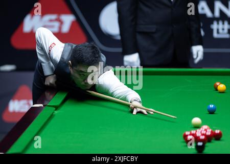 SHANGHAI, 18 luglio 2024 -- il cinese Ding Junhui gareggia durante i quarti di finale contro l'inglese Ronnie o'Sullivan al World Snooker Shanghai Masters 2024 a Shanghai, Cina orientale, 18 luglio 2024. (Xinhua/Wang Xiang) Foto Stock